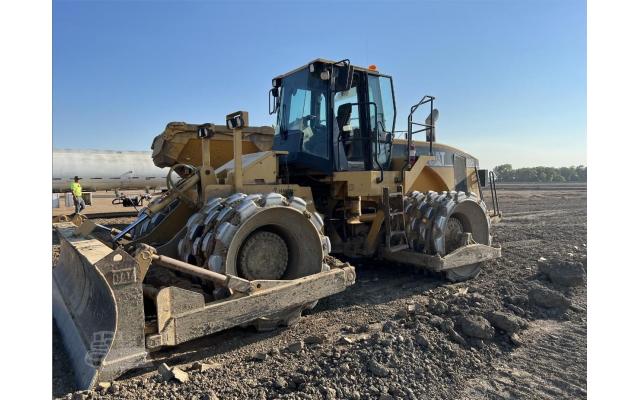2001 Caterpillar 825G Padfoot Compactor For Sale In Lake Norden, South Dakota 57248