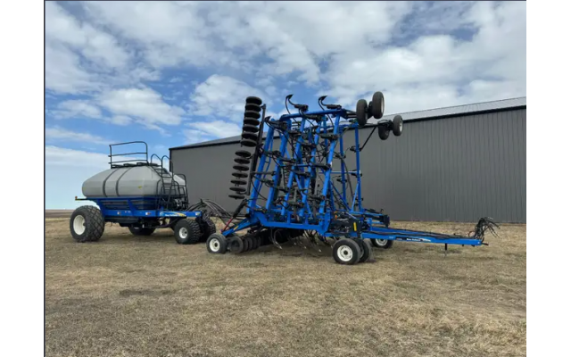 2005 New Holland SD440 Air Drill With 2010 New Holland P1060 Mechanical Drive Air Cart