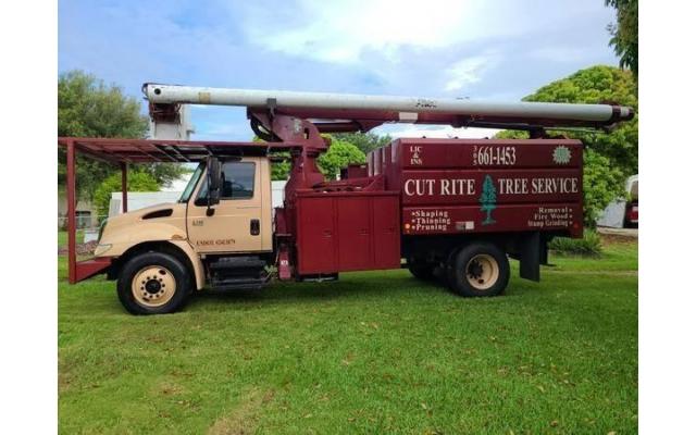 2005 International 4300 Tree Truck