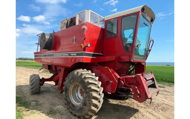 International 1440 Combine – For Sale