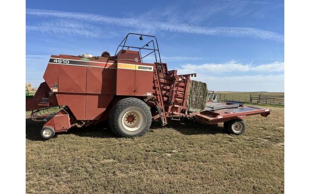 1998 Hesston 4910 4x4 Large Square Baler with Accumulator