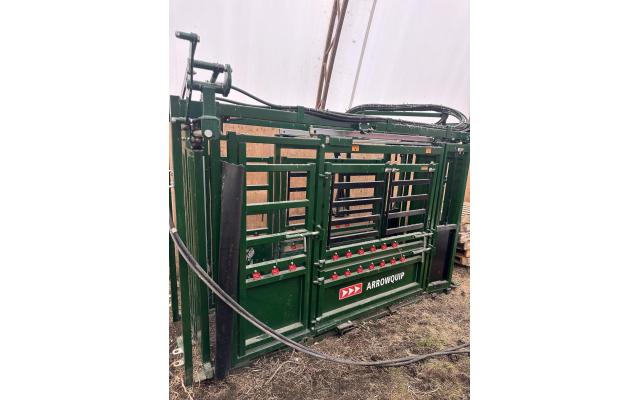 2018 Arrowquip Hydraulic Cattle Chute (Model CP106)