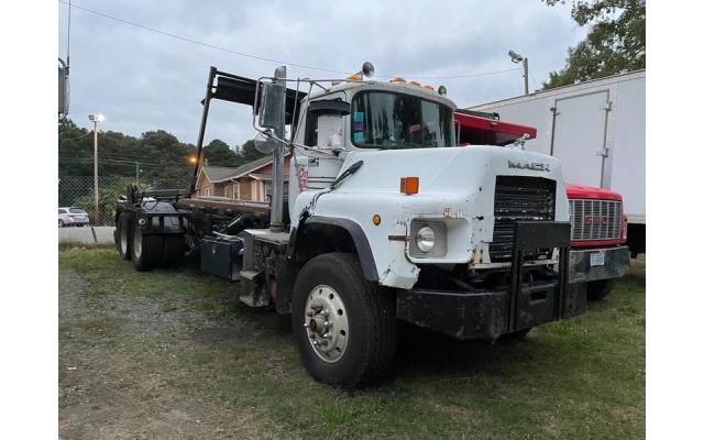 2000 Mack RD688 Roll Off Truck