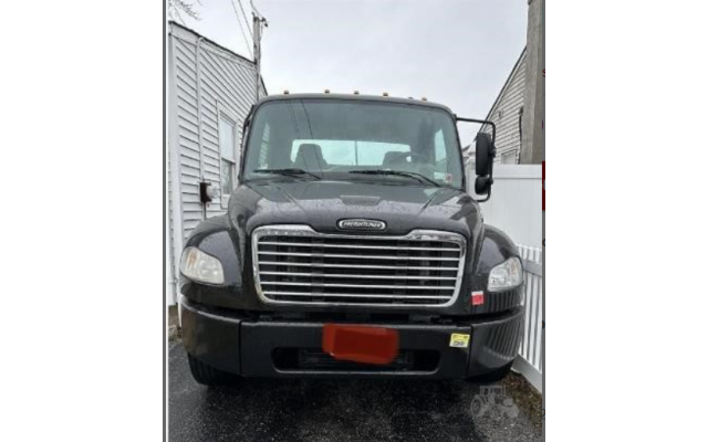 2005 Freightliner Business Class M2 106 Day Cab Truck For Sale In Freeport, New York 11520