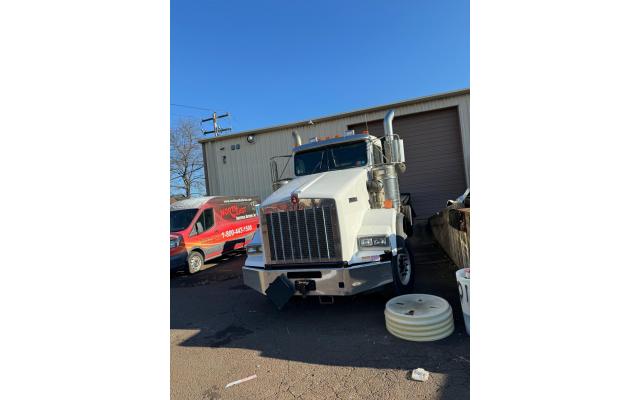 2012 Kenworth T800 Day Cab Tractor For Sale In Bristol, Pennsylvania 19007